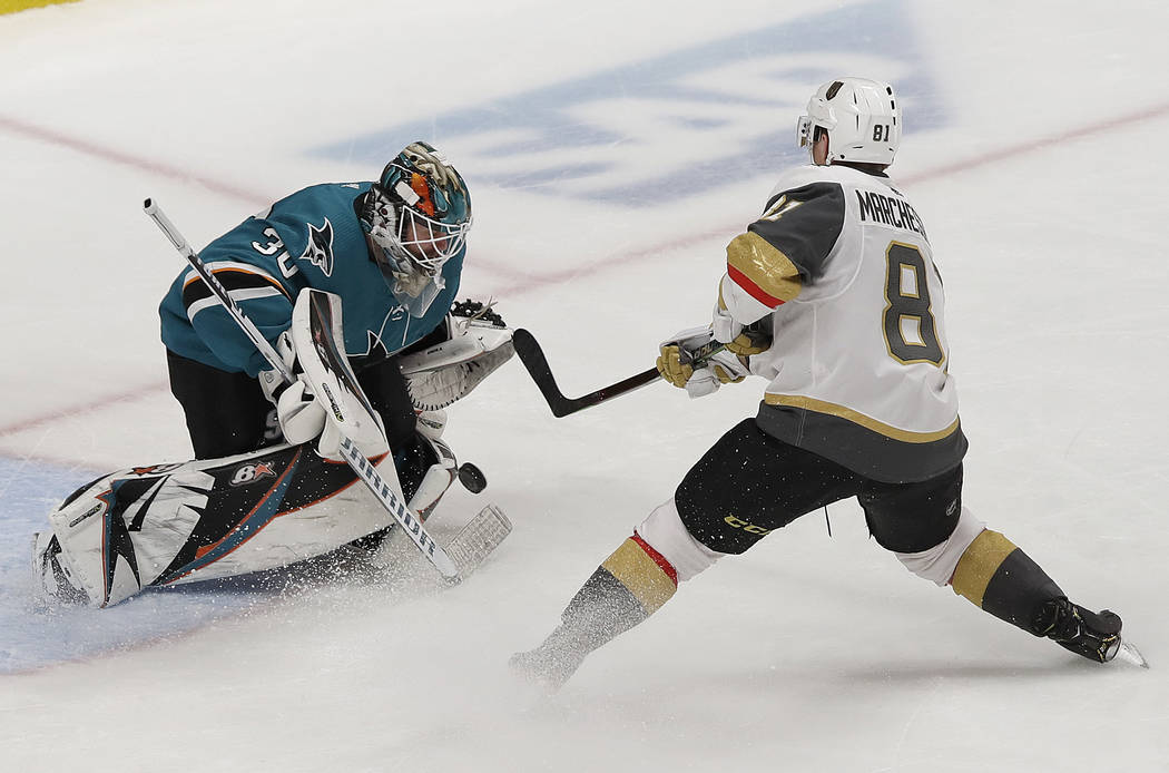 El portero de los San José Sharks, Aaron Dell, a la izquierda, defiende un intento de gol del centro Jonathan Marchessault de los Golden Knights de Las Vegas durante el tercer período de un jueg ...