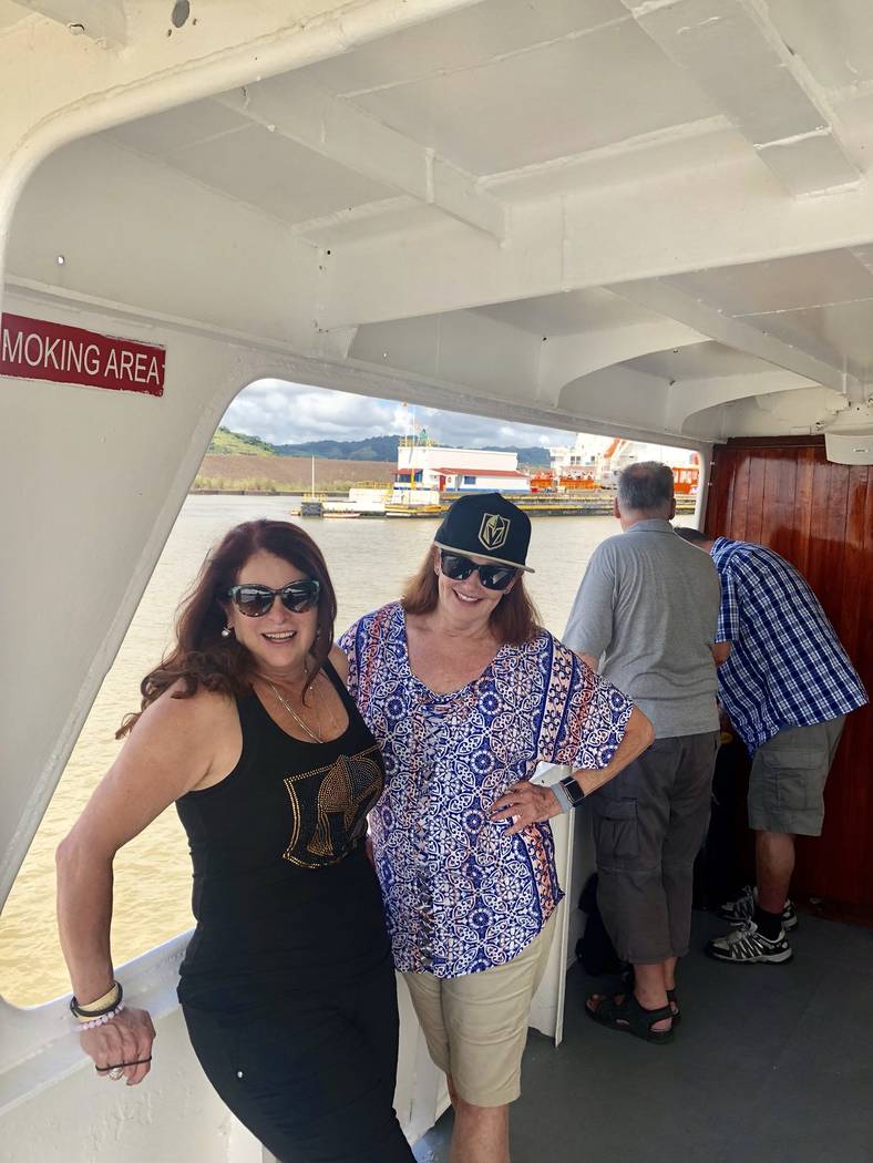 La alcaldesa de Henderson, Debra March, a la derecha, utilizó fondos de la campaña para pagar un viaje a Panamá en 2018 con Sallie Doebler, vicepresidenta de sociedades corporativas de la Cáma ...