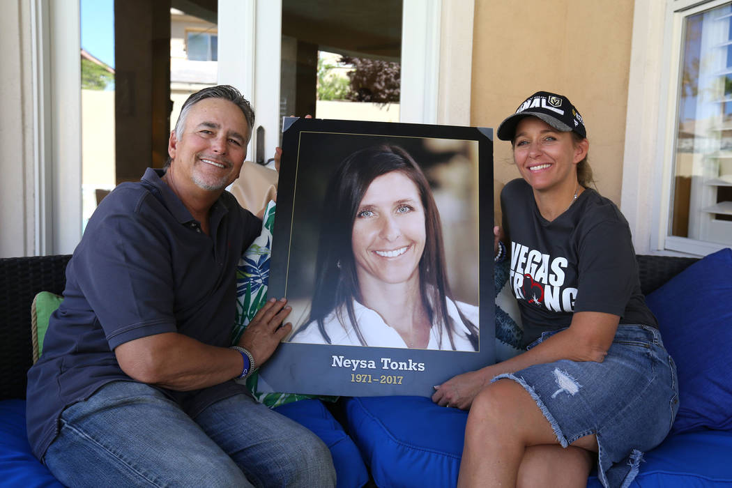 Chris Davis, padre de la víctima del tiroteo en el festival Route 91 Harvest, Neysa Tonks, y su hija Mynda Smith, posan con una fotografía de Tonks el miércoles 26 de septiembre de 2018, en Las ...