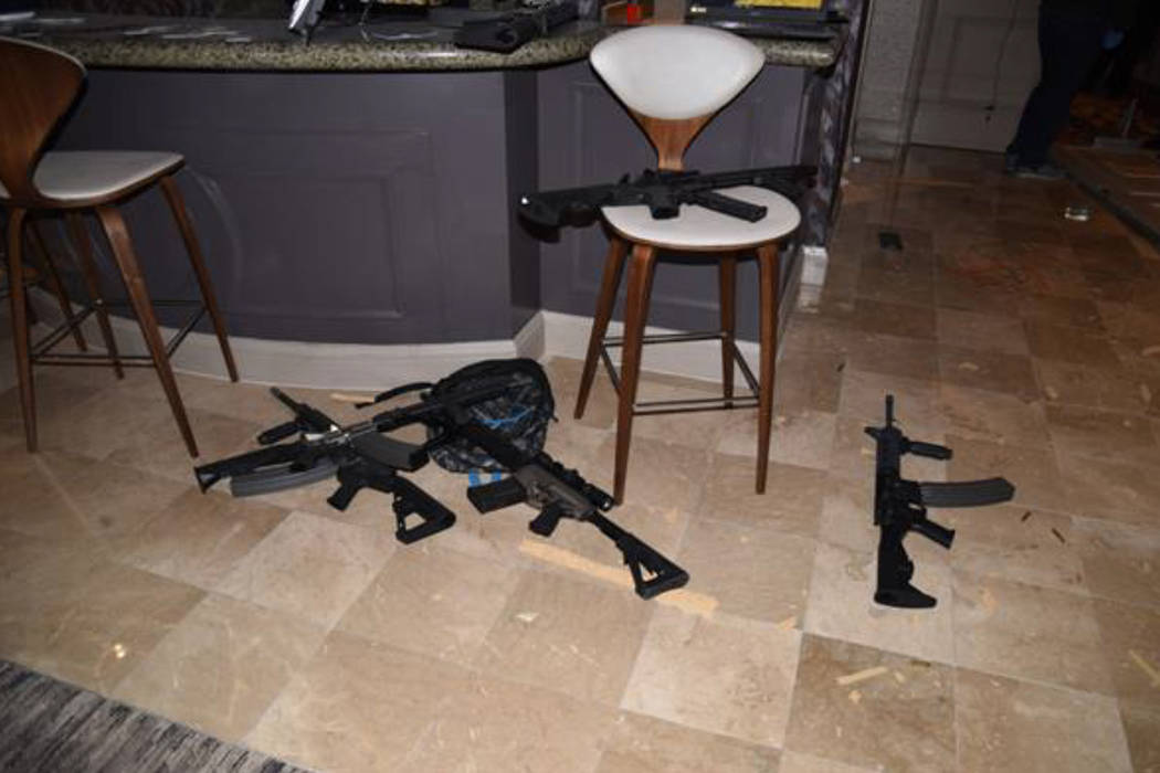 Las armas se muestran en la suite de Mandalay Bay de Stephen Paddock después del 1 de octubre de 2017, tras un tiroteo masivo en Las Vegas. (Departamento de Policía Metropolitana de Las Vegas)