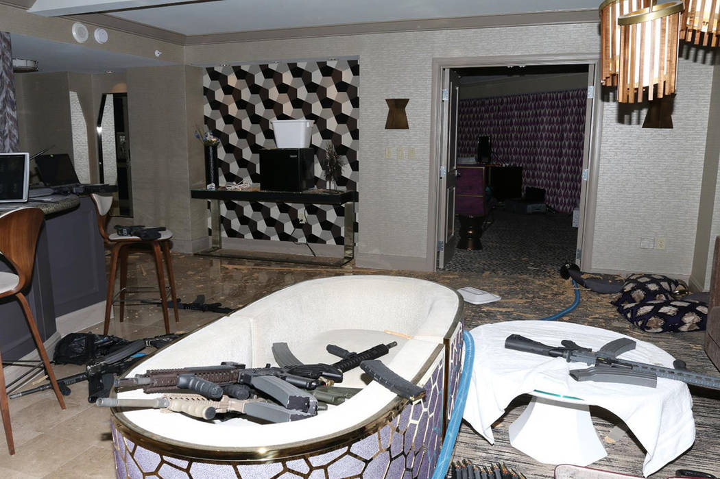 Las armas se muestran en la suite de Mandalay Bay de Stephen Paddock después del 1 de octubre de 2017, tras un tiroteo masivo en Las Vegas. (Departamento de Policía Metropolitana de Las Vegas)