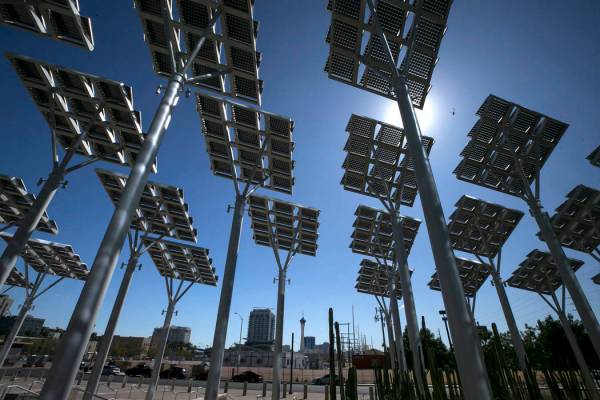 ARCHIVO.- Filas de paneles solares absorben los rayos del sol en las afueras del Ayuntamiento de Las Vegas en el centro de la ciudad, el viernes 22 de septiembre de 2017. Foto Richard Brian / Las ...