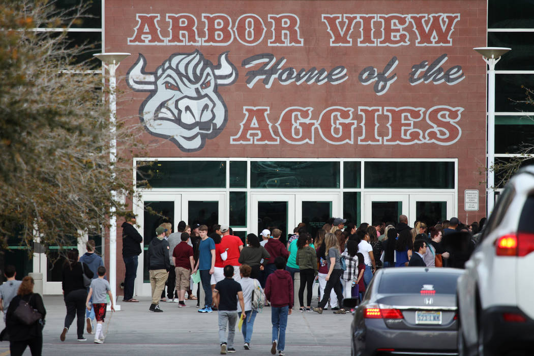 La gente llega a un evento a la escuela Arbor View High School en Las Vegas, el martes 19 de marzo de 2019. (Erik Verduzco / Las Vegas Review-Journal) @Erik_Verduzco