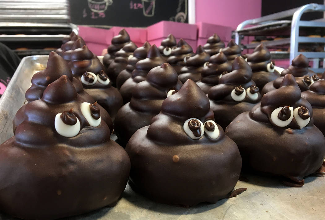 Las donas "PooEmoji" forman parte de una demanda de Pinkbox Donuts que alega que un competidor está copiando sus secretos comerciales, diseños y recetas. Miércoles, 20 de marzo de 2019. (Michae ...