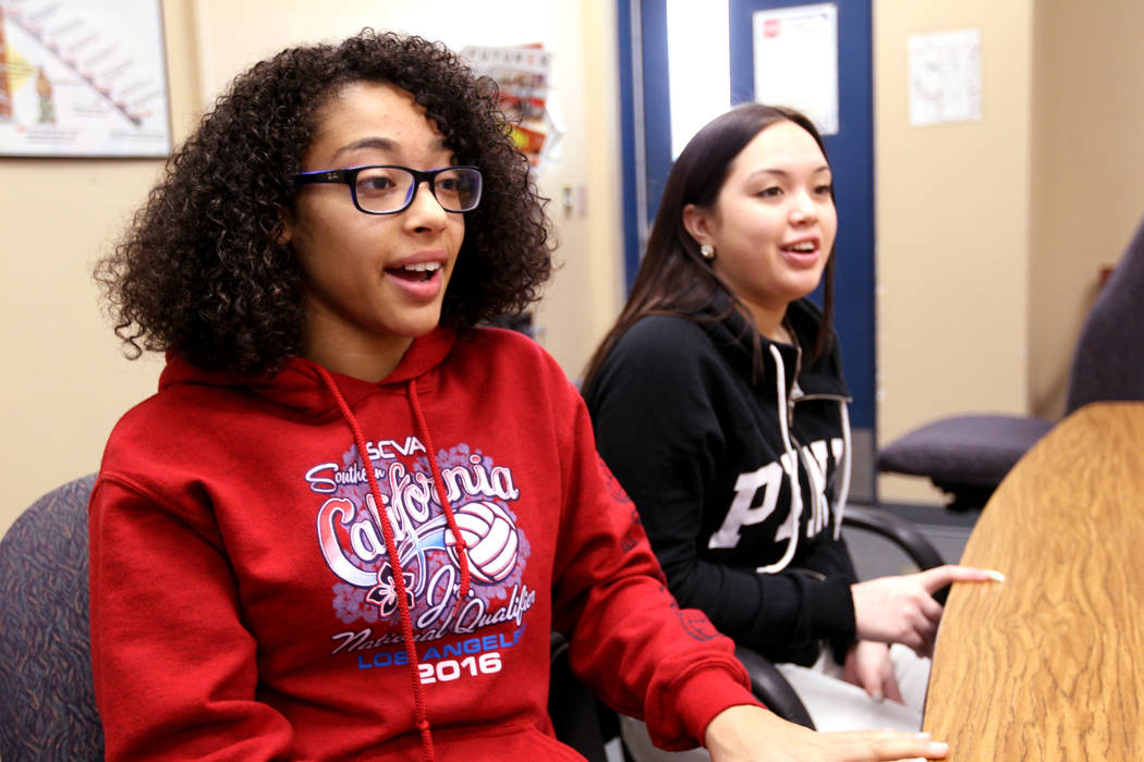 Miya Burns, estudiante de Cheyenne High, de 17 años, y Alanna Keen de 16 años, hablan sobre el programa de justicia restaurativa administrado en North Las Vegas el miércoles 21 de febrero de 20 ...