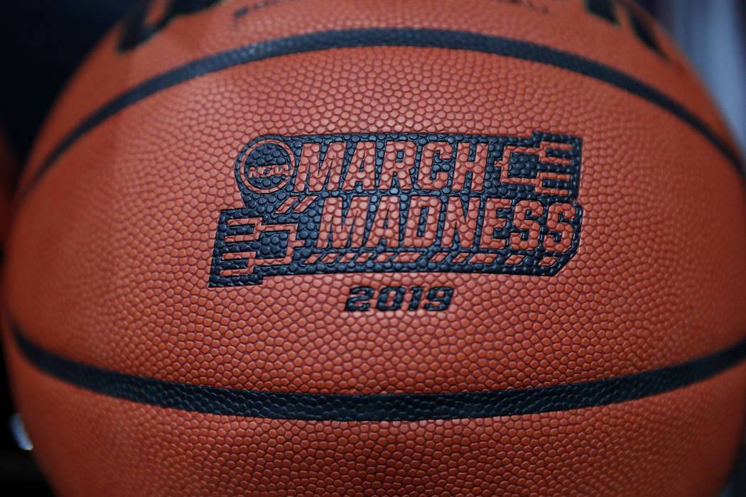 Un balón con un logotipo se ve antes de un partido de baloncesto universitario masculino de primera ronda entre Minnesota y Louisville en el Torneo NCAA, el jueves 21 de marzo de 2019, en Des Moi ...