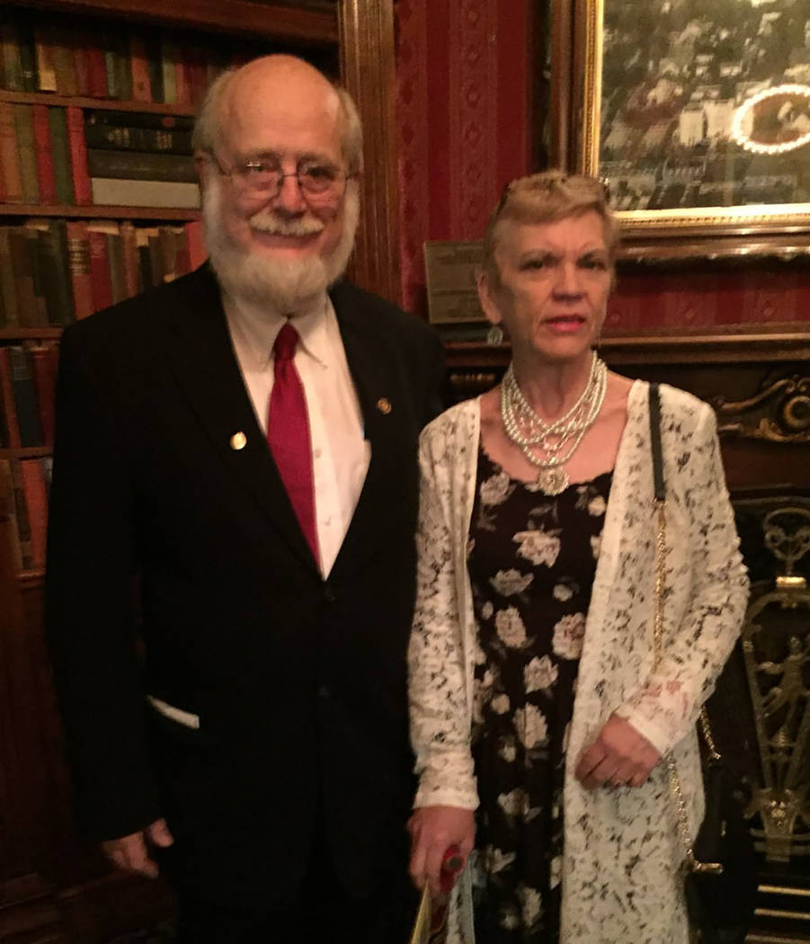 Dr. Thomas Burchard y su novia Judy Earp (Cortesía)