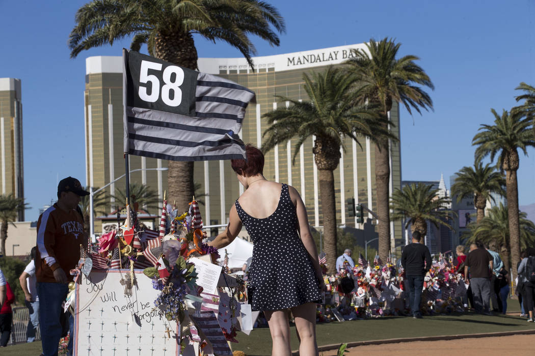 Cruces y recordatorios dejados por los visitantes en un memorial para las víctimas del tiroteo del Route 91 en el letrero Welcome to Fabulous Las Vegas, el jueves 9 de noviembre de 2017. Richard ...