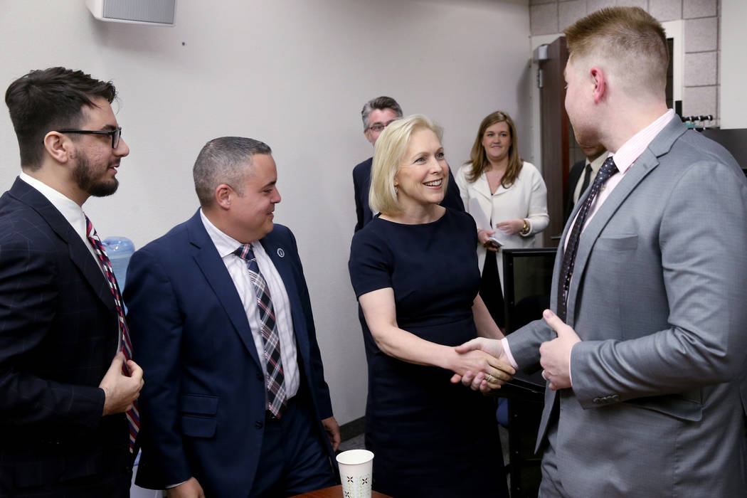 La candidata presidencial demócrata, la senadora Kirsten Gillibrand, demócrata por Nueva York, se reúne con abogados de estudiantes de la Clínica de Inmigración de la UNLV, de izquierda a der ...