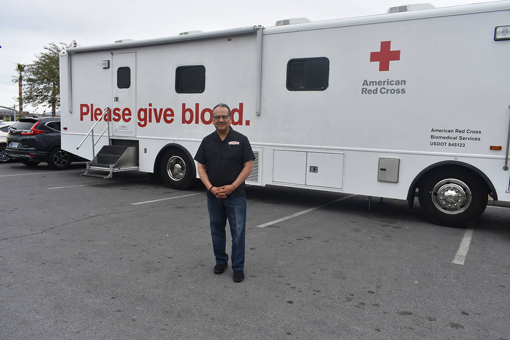 Víctor Flores, también conocido como ‘Mr. Wow’, acudió a La Bonita para donar sangre. Mi ...
