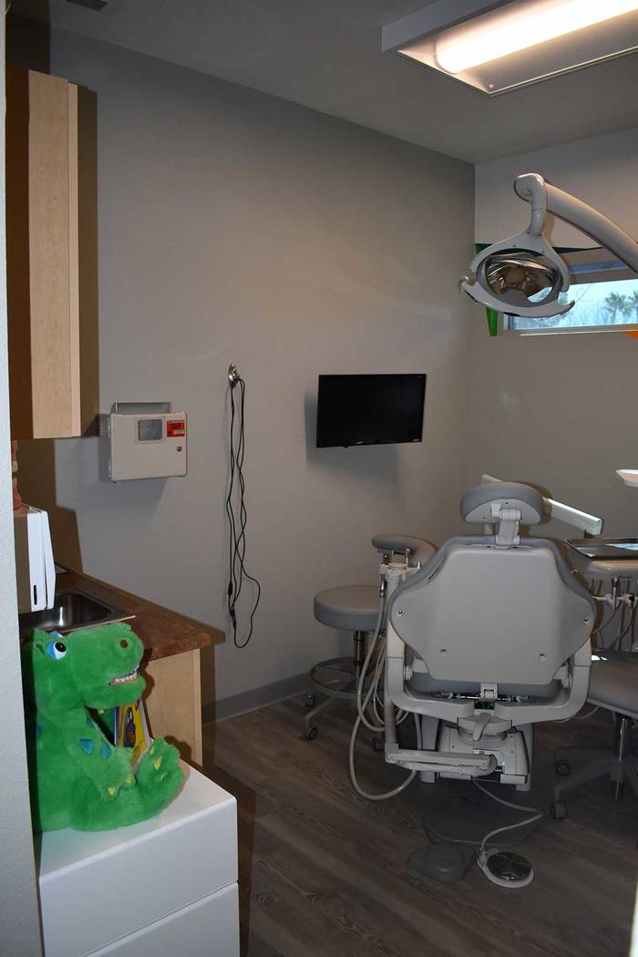 Se abrió un nuevo centro dental a un costado de la escuela primaria Elaine P. Wynn, para ayuda ...