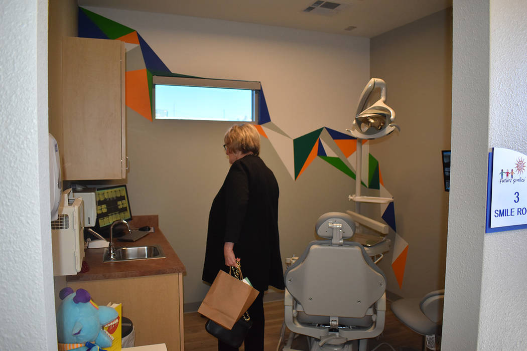 Se abrió un nuevo centro dental a un costado de la escuela primaria Elaine P. Wynn, para ayuda ...