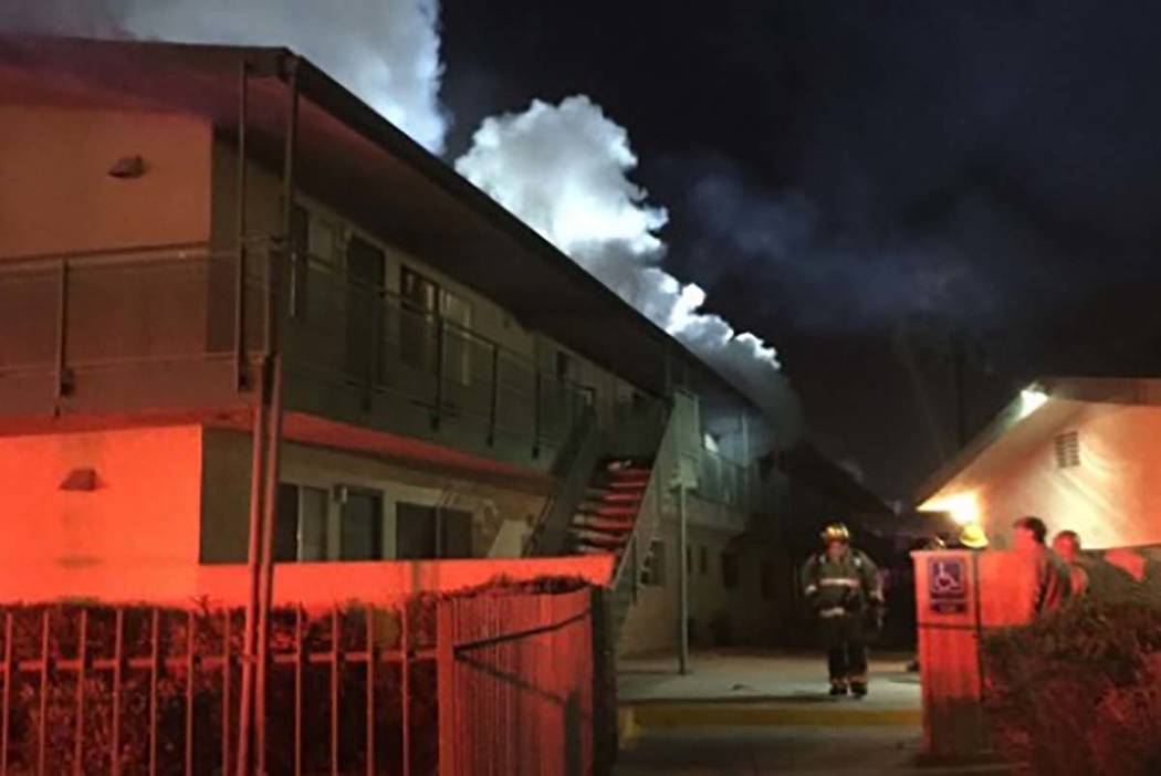 El Departamento de Bomberos de Las Vegas respondió a un incendio en la madrugada el lunes 25 de marzo de 2019 en un complejo de apartamentos en 2717 Kings Way, cerca de Valley View y Sahara. (Dep ...