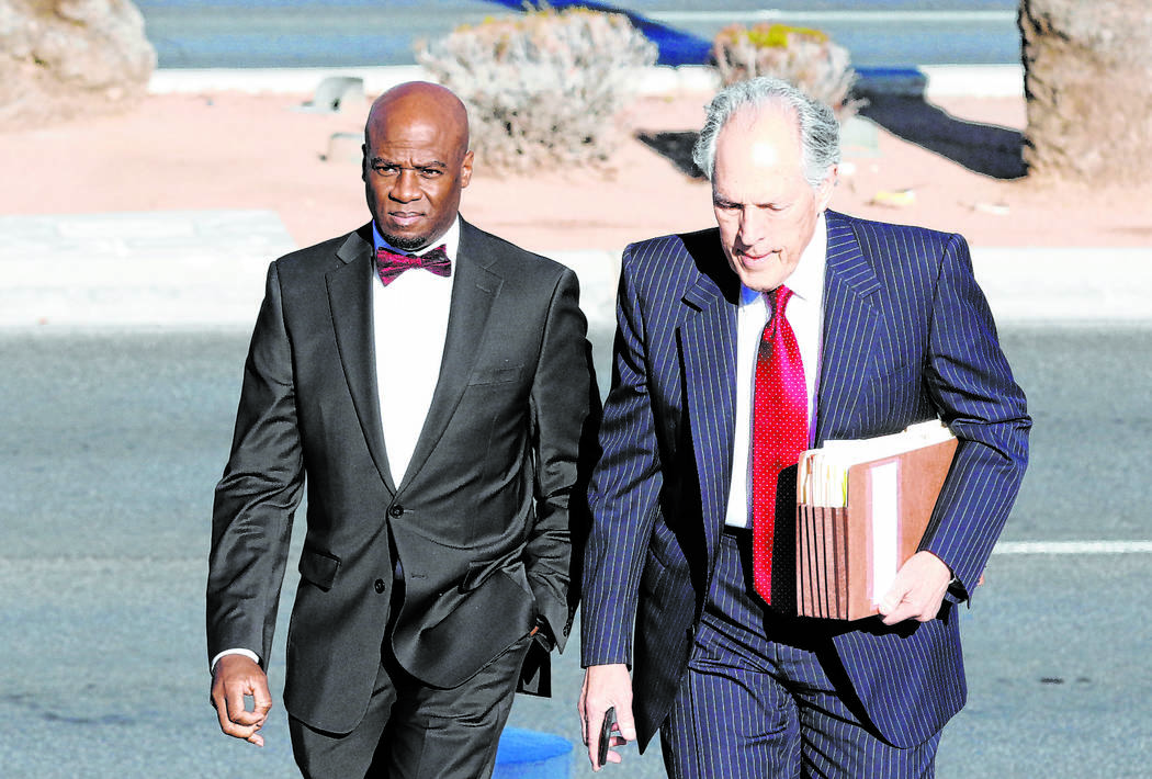 El ex líder de la mayoría en el Senado de Nevada, Kelvin Atkinson, a la izquierda y su abogado Richard Wright, llegan al Palacio de Justicia de los Estados Unidos Lloyd George el lunes 11 de mar ...