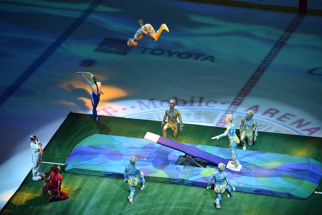 El partido efectuado entre Vegas Golden Knights vs Winnipeg Jets, contó con una breve demostración acrobática de miembros del Cirque Du Soleil. Jueves 21 de marzo de 2019 en la arena T-Mobile. ...