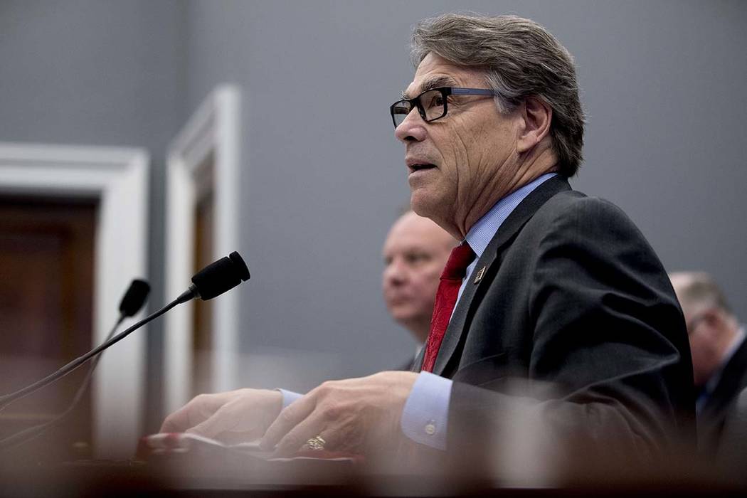El secretario de Energía, Rick Perry, habla durante una audiencia del subcomité de Asignaciones de Vivienda sobre el presupuesto en Capitol Hill en Washington, el martes 26 de marzo de 2019. (An ...