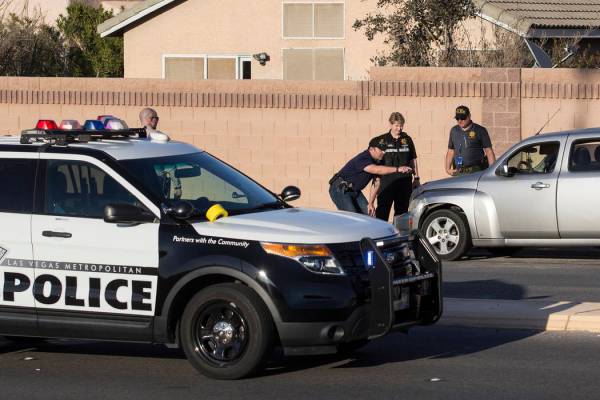 La policía investiga un accidente automovilístico en South Fort Apache Road y West Arby Avenue que dejó un menor de edad muerto y otro hospitalizado el lunes 25 de marzo de 2019, en Las Vegas. ...