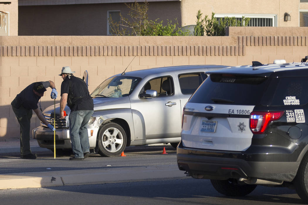 La policía investiga un accidente automovilístico en South Fort Apache Road y West Arby Avenue que dejó un menor de edad muerto y otro hospitalizado el lunes 25 de marzo de 2019, en Las Vegas. ...