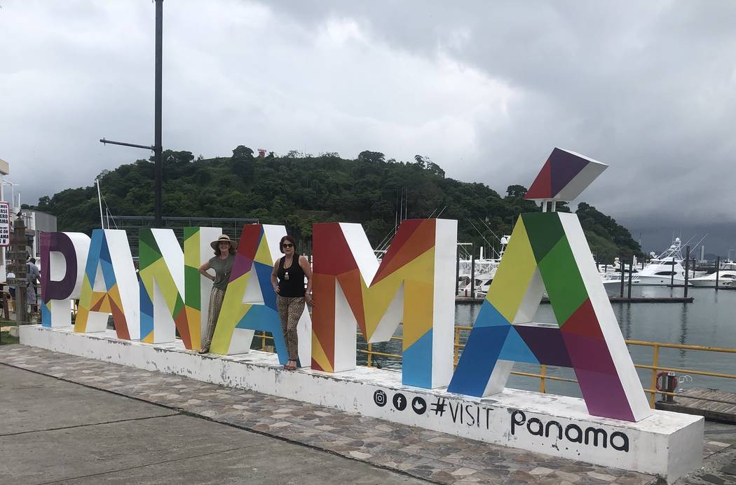 La alcaldesa de Henderson, Debra March, a la derecha, utilizó fondos de campaña para pagar un viaje a Panamá en 2018 con Sallie Doebler, vicepresidenta de sociedades corporativas de la Cámara ...
