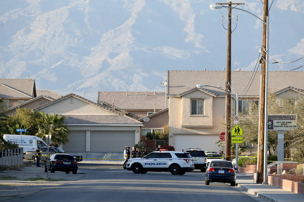 La policía de North Las Vegas investiga un tiroteo en la avenida San Miguel, cerca de la calle Coleman, el lunes 25 de marzo de 2019. La policía dijo que varias personas resultaron heridas y uno ...