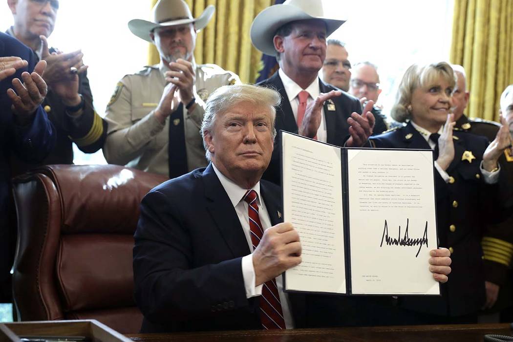 El presidente Donald Trump emitió el primer veto de su presidencia, anulando al Congreso para proteger su declaración de emergencia para la financiación del muro fronterizo, en la Oficina Oval ...