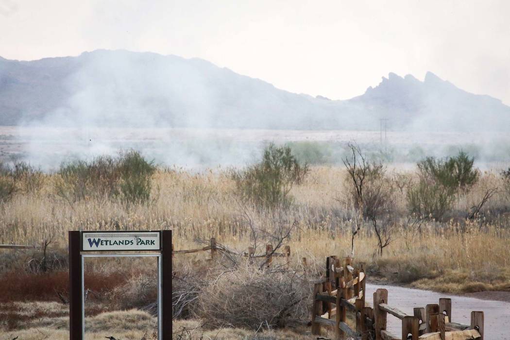 Surge humo después de apagar un incendio en el Wetlands Park, al norte del Sam Boyd Stadium, en Las Vegas, el miércoles 27 de marzo de 2019. (Caroline Brehman / Las Vegas Review-Journal) @caroli ...