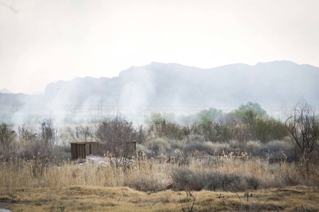 Surge humo después de apagar un incendio en el Wetlands Park, al norte del Sam Boyd Stadium, en Las Vegas, el miércoles 27 de marzo de 2019. (Caroline Brehman / Las Vegas Review-Journal) @caroli ...