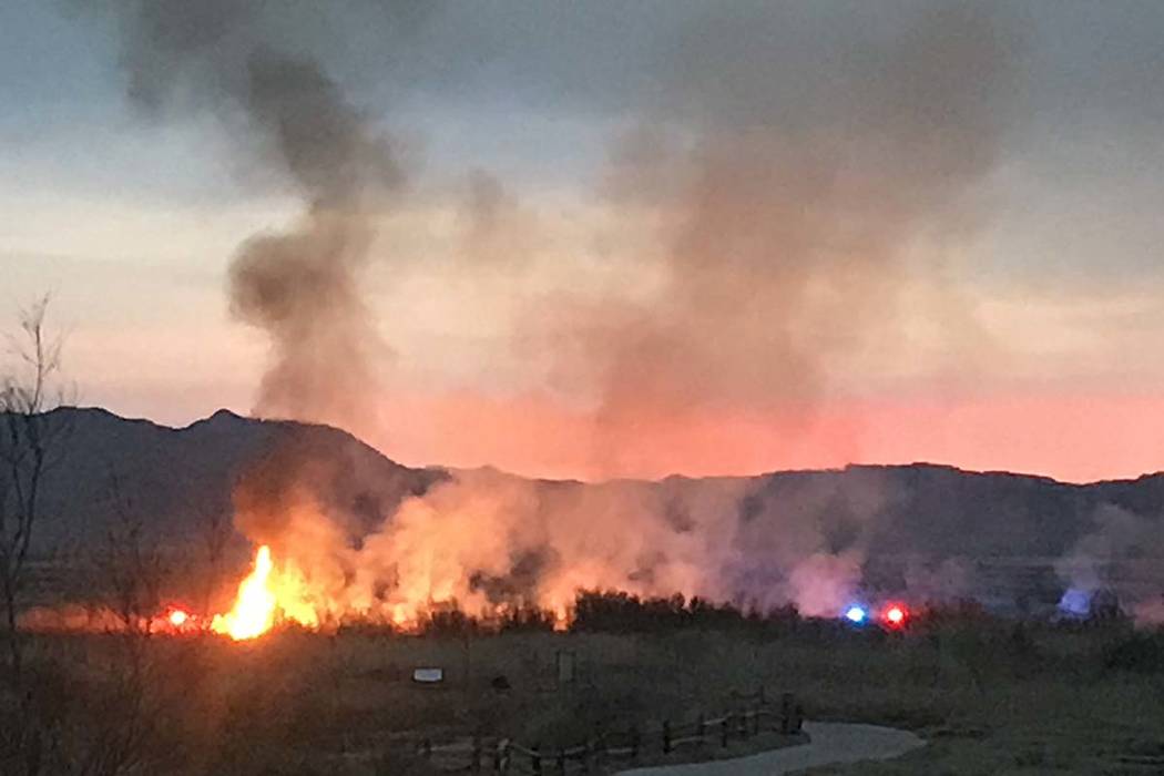 Un incendio en el Wetlands Park, al norte del estadio Sam Boyd el miércoles 27 de marzo de 2019. (Lukas Eggen / Las Vegas Review-Journal)