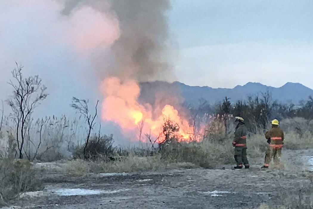 Un incendio en el Wetlands Park, al norte del estadio Sam Boyd el miércoles 27 de marzo de 2019. (Lukas Eggen / Las Vegas Review-Journal)