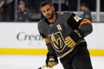 El centro Pierre-Edouard Bellemare de los Vegas Golden Knights (41), se calienta antes de un partido de hockey de la NHL contra los Florida Panthers, el jueves 28 de febrero de 2019, en Las Vegas. ...