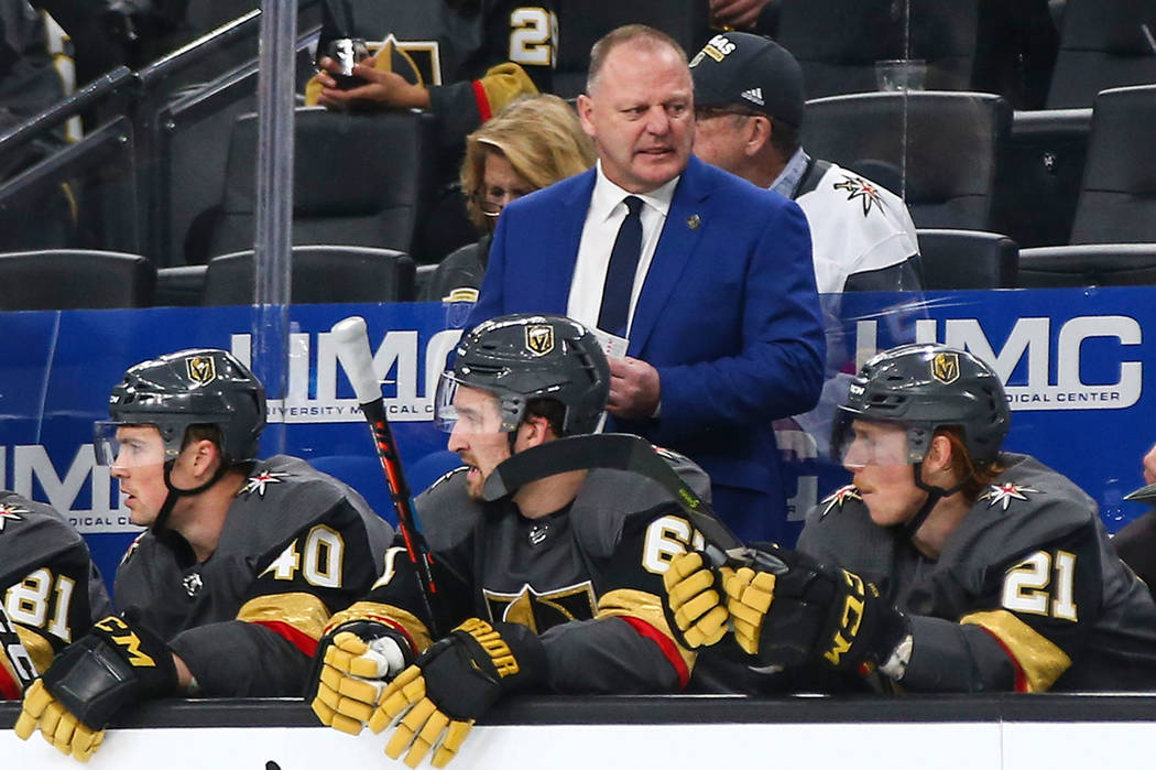 El entrenador en jefe de los Golden Knights, Gerard Gallant, en azul, observa durante el segundo período de un juego de hockey de la NHL contra los Jets de Winnipeg en T-Mobile Arena de Las Vegas ...