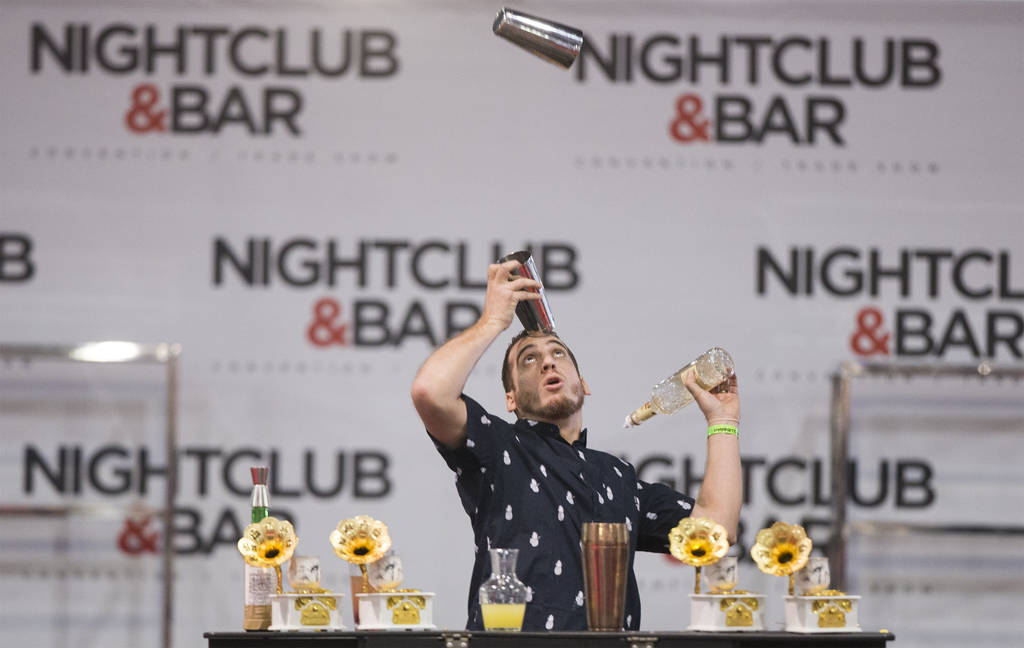 Harry Rivera se presenta en la competencia de coctelería en el Nightclub and Bar Show el martes 26 de marzo de 2019 en el Centro de Convenciones de Las Vegas, en Las Vegas. (Benjamin Hager Review ...