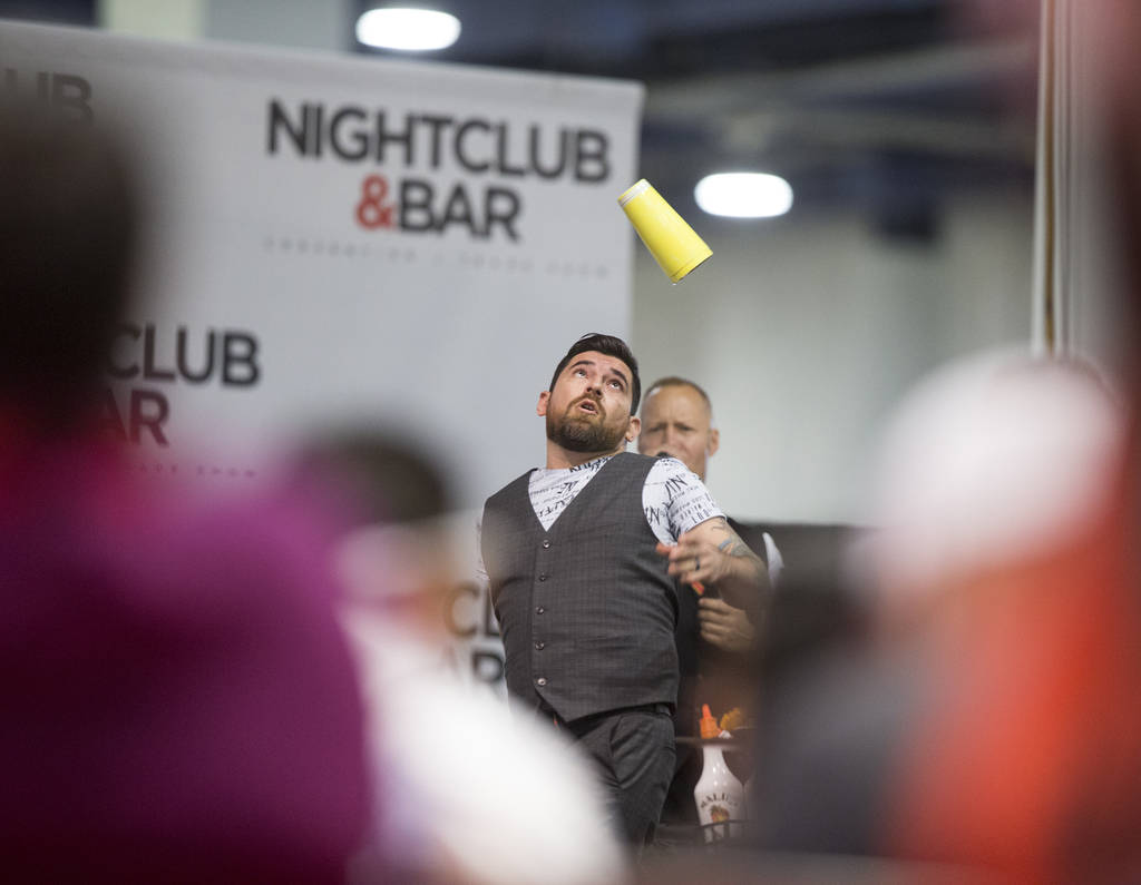 Mariano Gil se presenta en la competencia de coctelería en el Nightclub and Bar Show el martes 26 de marzo de 2019 en el Centro de Convenciones de Las Vegas, en Las Vegas. (Benjamin Hager Review- ...