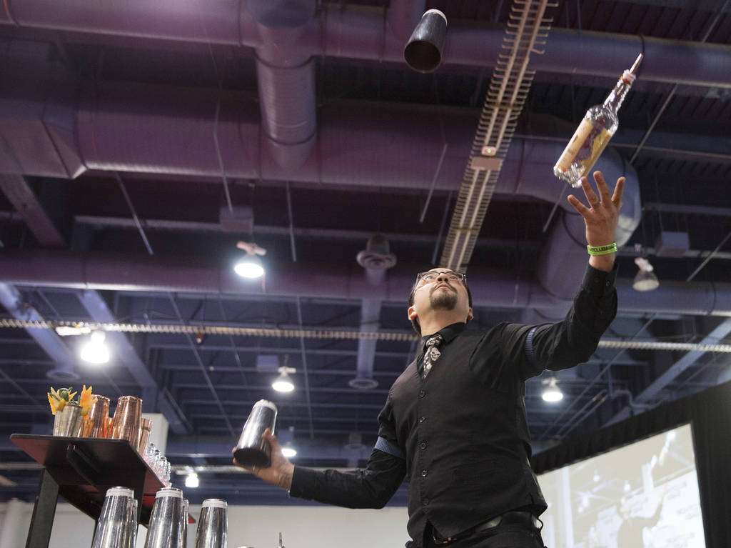 Lorenzo Garcia se presenta en la competencia de coctelería en el Nightclub and Bar Show el martes 26 de marzo de 2019 en el Centro de Convenciones de Las Vegas, en Las Vegas. (Benjamin Hager Revi ...