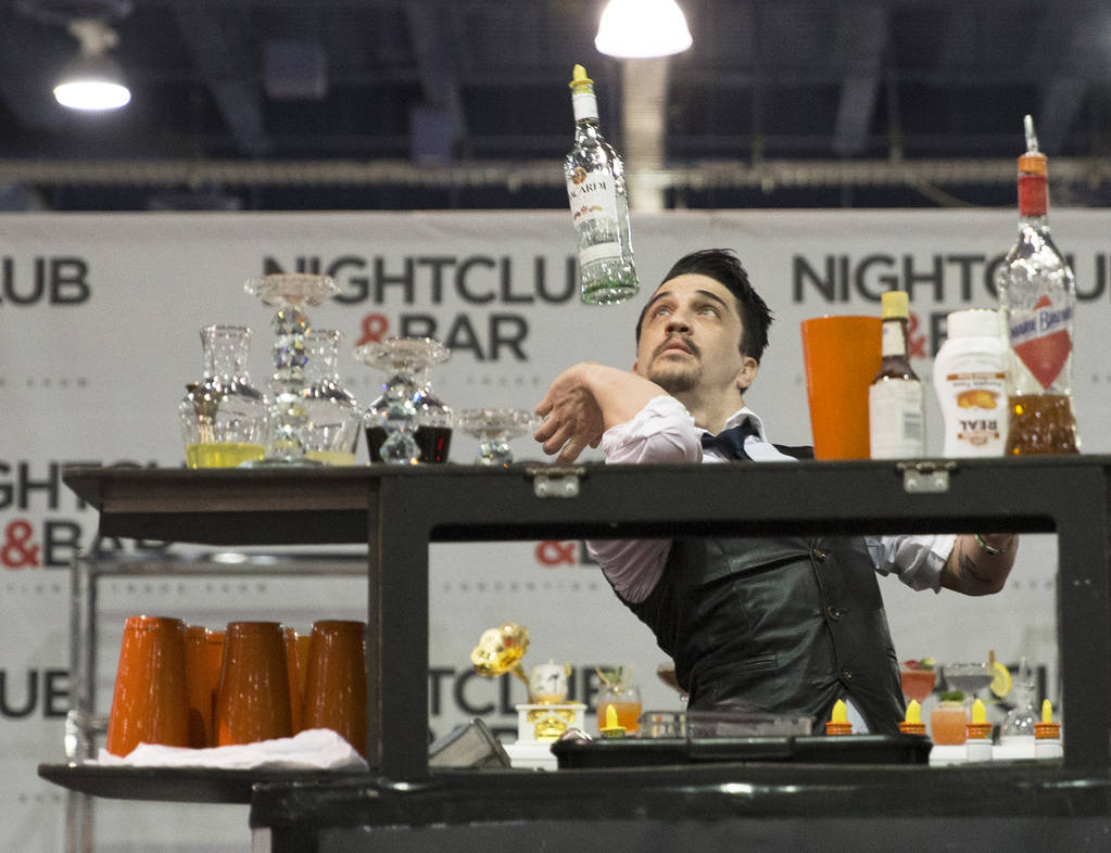 Luis Ortiz se presenta en la competencia de coctelería en el Nightclub and Bar Show el martes 26 de marzo de 2019 en el Centro de Convenciones de Las Vegas, en Las Vegas. (Benjamin Hager Review-J ...