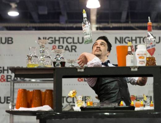 Luis Ortiz se presenta en la competencia de coctelería en el Nightclub and Bar Show el martes 26 de marzo de 2019 en el Centro de Convenciones de Las Vegas, en Las Vegas. (Benjamin Hager Review-J ...