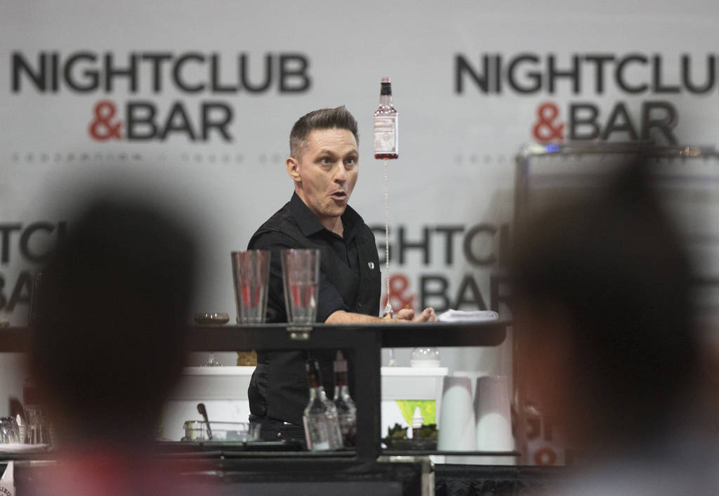 Ryan Clark se presenta en la competencia de coctelería en el Nightclub and Bar Show el martes 26 de marzo de 2019 en el Centro de Convenciones de Las Vegas, en Las Vegas. (Benjamin Hager Review-J ...