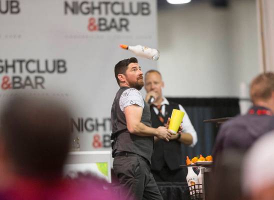 Mariano Gil se presenta en la competencia de coctelería en el Nightclub and Bar Show el martes 26 de marzo de 2019 en el Centro de Convenciones de Las Vegas, en Las Vegas. (Benjamin Hager Review- ...