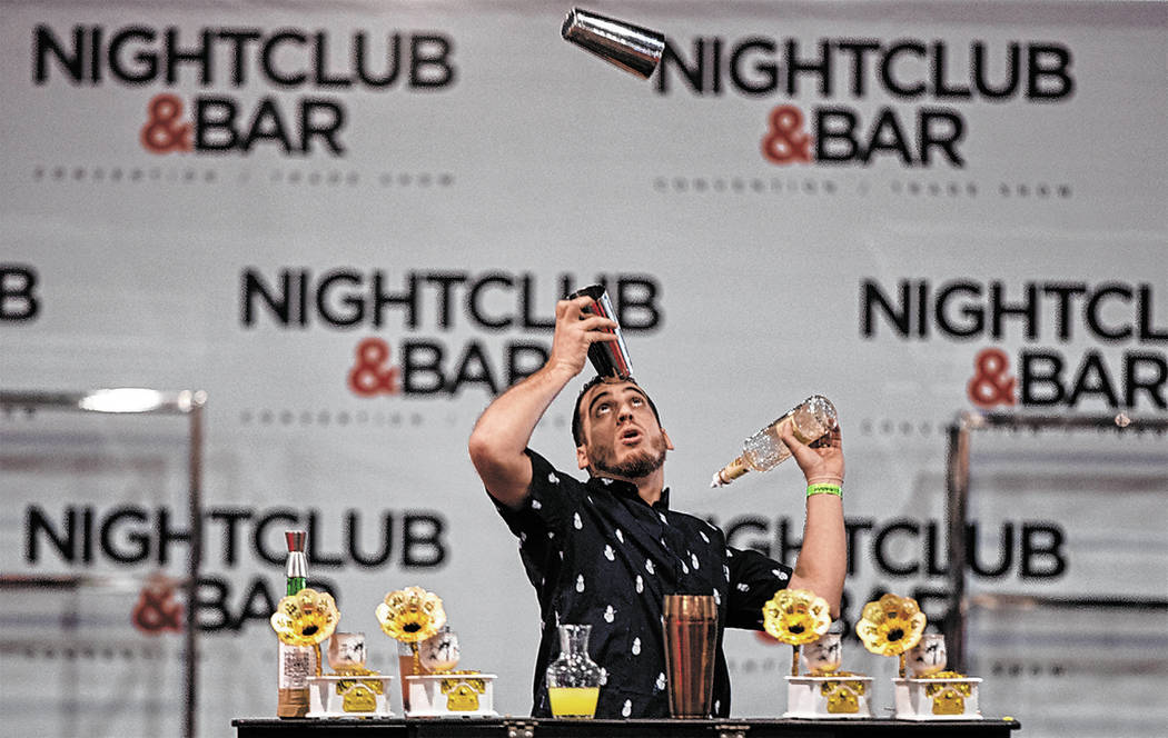 Harry Rivera se presenta en la competencia de coctelería en el Nightclub and Bar Show el martes 26 de marzo de 2019 en el Centro de Convenciones de Las Vegas, en Las Vegas. (Benjamin Hager Review ...