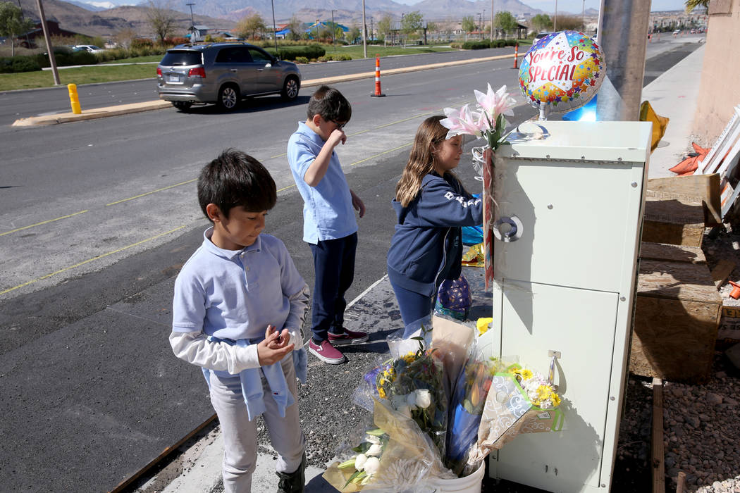 Leo Yoshimori, 9, desde la izquierda, y sus hermanos, Talan, 11, y Evelyn, 7, visitan un memori ...