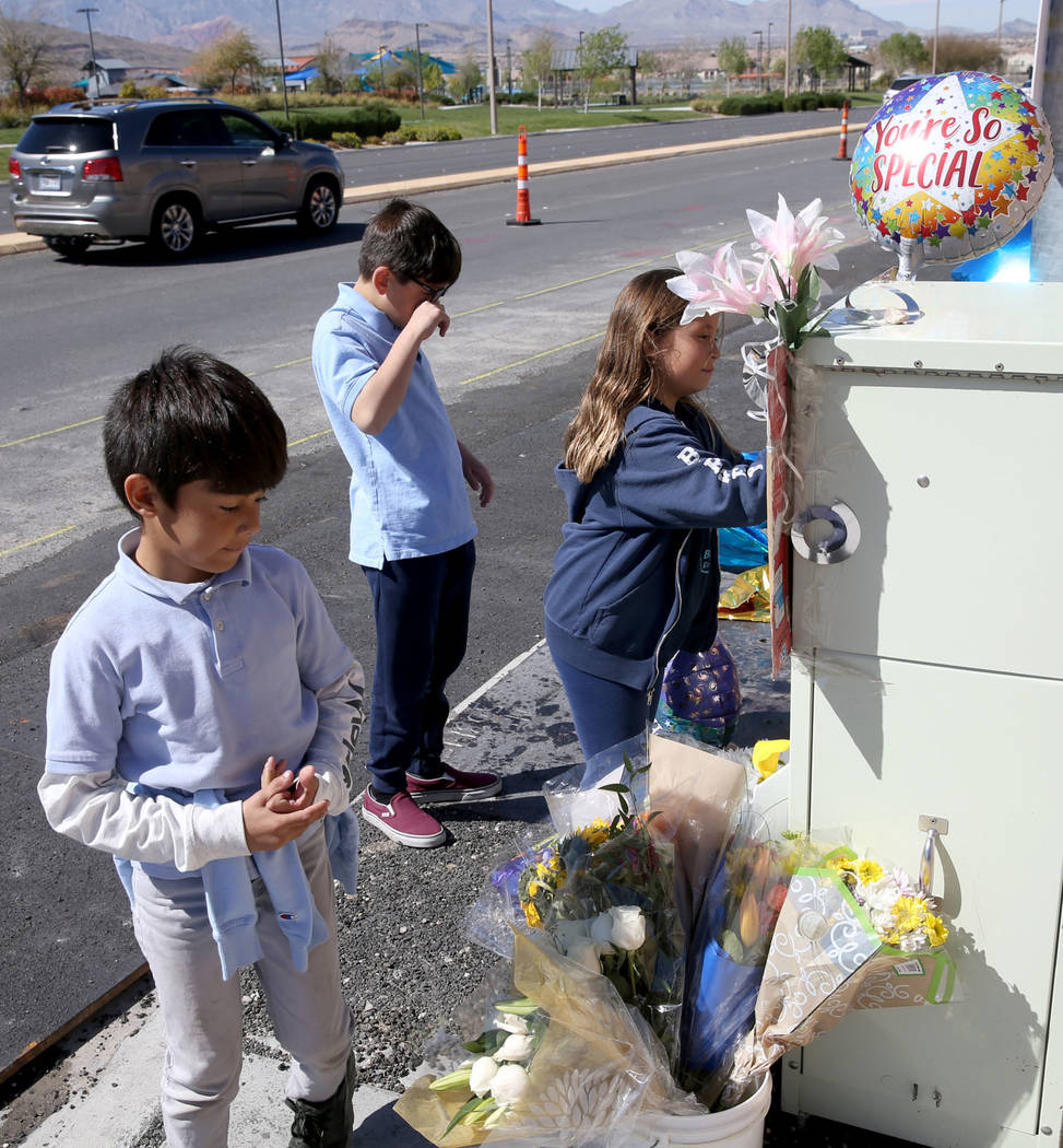 Leo Yoshimori, 9, desde la izquierda, y sus hermanos, Talan, 11, y Evelyn, 7, visitan un memori ...