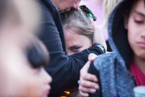 Amigos y familiares lloran la pérdida de Jonathan Smith, de 12 años, durante un velorio en Wi ...