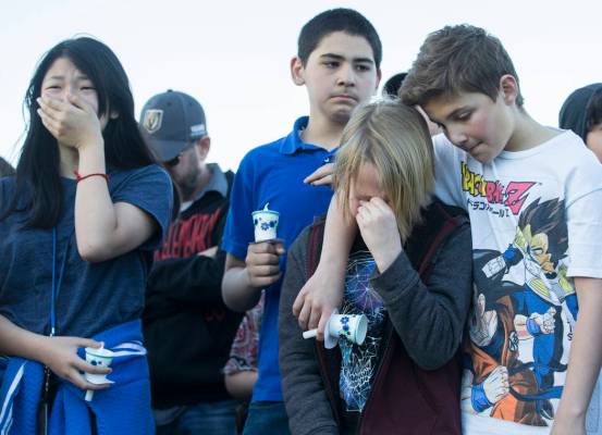 Amigos y familiares lloran la pérdida de Jonathan Smith, de 12 años, durante un velorio en Wi ...