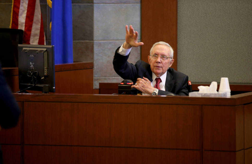 El ex senador estadounidense, Harry Reid, testifica en la sala del tribunal en el Centro de Jus ...