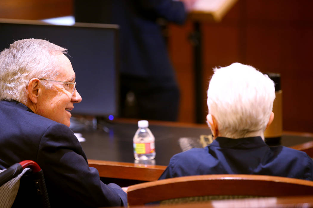 El ex senador estadounidense, Harry Reid, habla con su esposa, Landra Gould, en la sala del tri ...