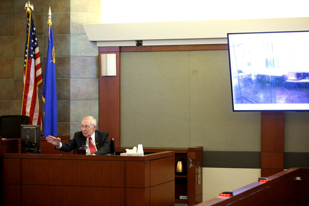 El ex senador estadounidense, Harry Reid, testifica en la sala del tribunal en el Centro de Jus ...