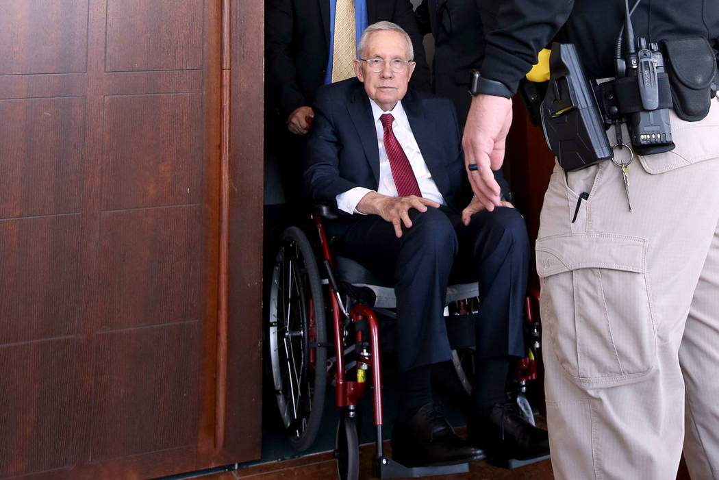 El ex senador estadounidense, Harry Reid, sale de la sala del tribunal en el Centro de Justicia ...