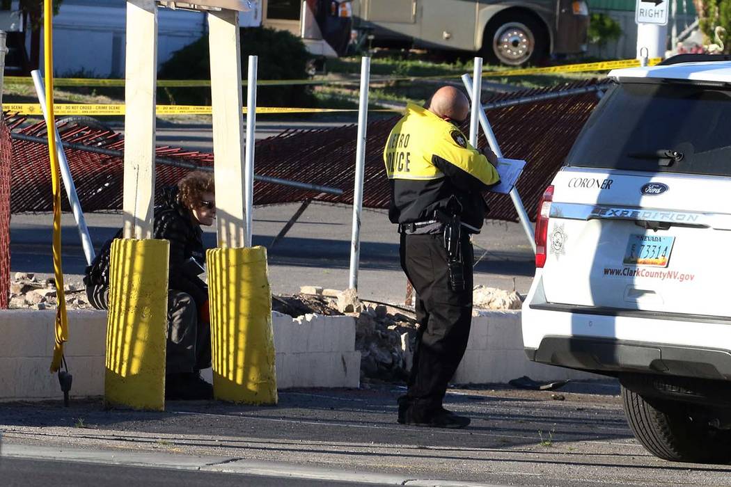 La policía de Las Vegas está investigando un accidente mortal que inhabilitó todos los carri ...