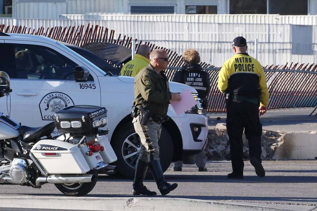 La policía de Las Vegas está investigando un accidente mortal que inhabilitó todos los carri ...