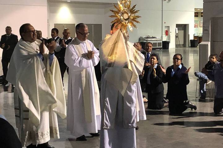 El reverendo Juan P. Mantilla levanta el Santísimo. Al centro el padre Gregorio León, al inic ...